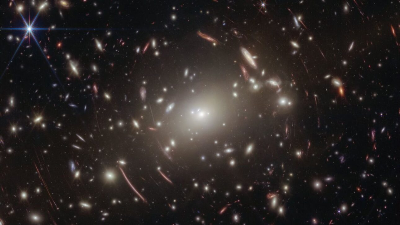 Pequeno ponto vermelho Abell2744-QSO1 ajuda a contextualizar objetos compactos estudados pelo James Webb no universo primitivo. (Imagem: NASA, ESA, CSA, STScI)