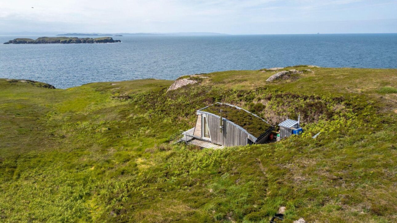 Ilha privada na Escócia vai a leilão por R$ 2,3 milhões com cabana solar, água da chuva, banheiro ecológico e acesso por barco elétrico.
