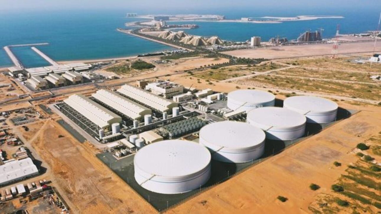 Usina em Umm Al Quwain usa osmose reversa para produzir até 681 milhões de litros de água potável por dia.