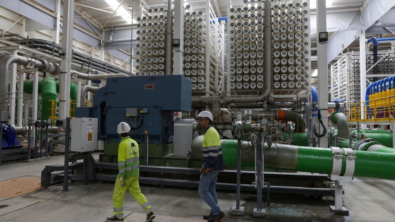 Marrocos investe em dessalinização para obter 60% da água potável do mar até 2030 e enfrentar secas com energia renovável e projeto bilionário.