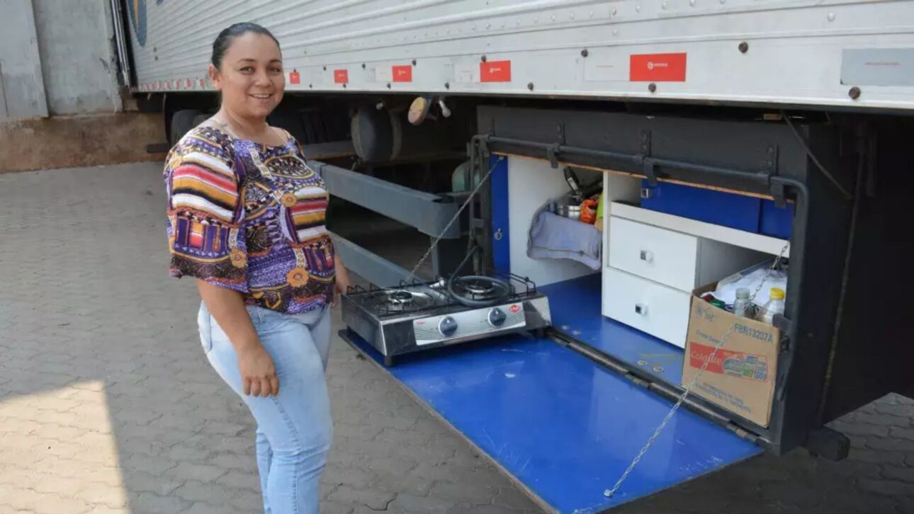 Janaína trancou Direito no TCC para voltar à boleia e virou caminhoneira, transportando cargas de até 28 toneladas pelo Brasil.