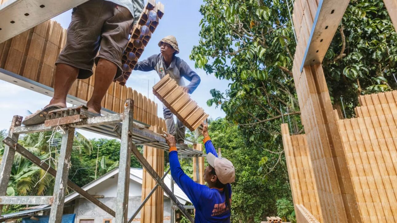 Empresa finlandesa cria blocos de plástico reciclado e biomassa que dispensam cimento e já foram usados em escolas na Indonésia após terremotos.