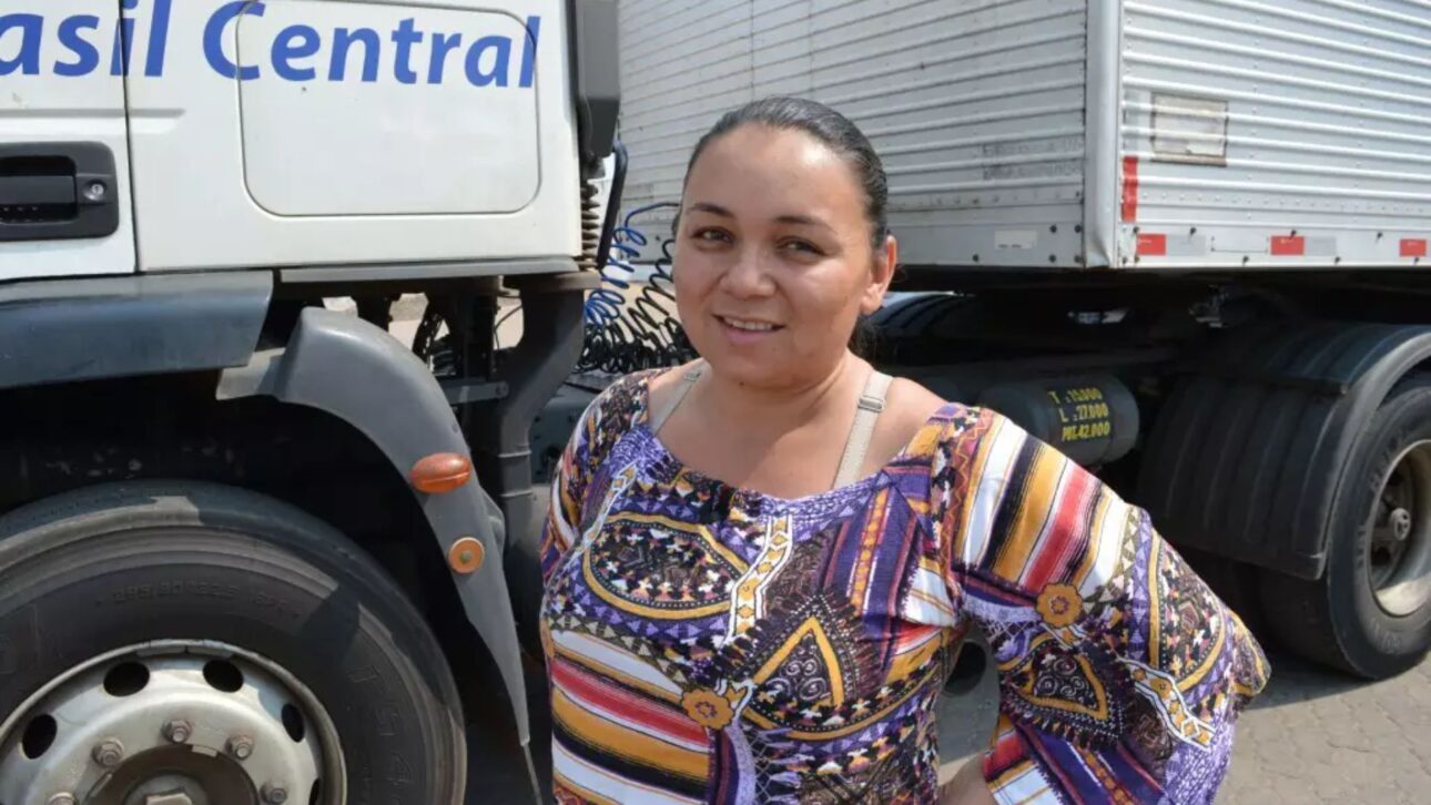 Janaína trancou Direito no TCC para voltar à boleia e virou caminhoneira, transportando cargas de até 28 toneladas pelo Brasil.