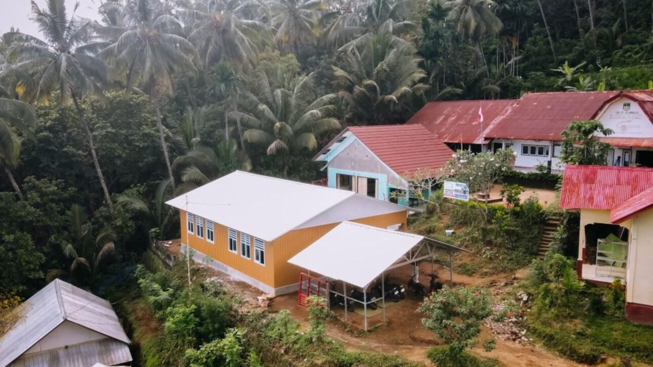 Empresa finlandesa cria blocos de plástico reciclado e biomassa que dispensam cimento e já foram usados em escolas na Indonésia após terremotos.