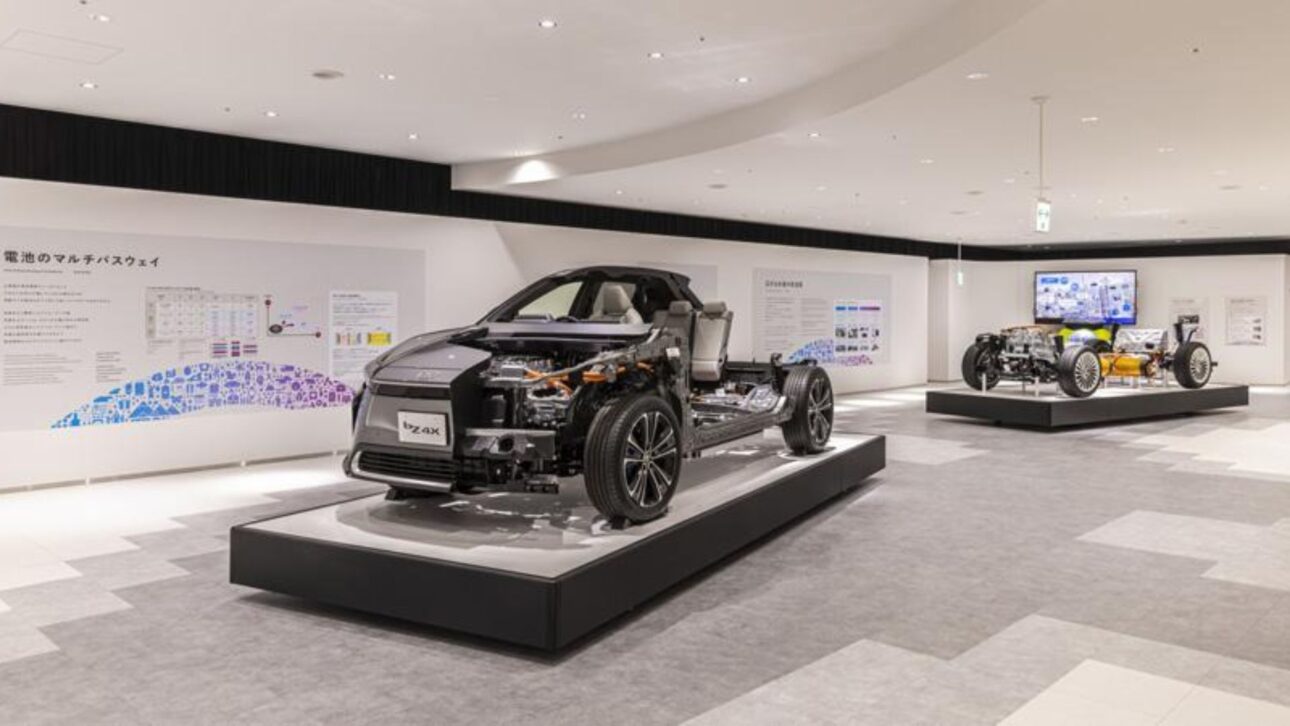 Chassi do Toyota bZ4X destaca bateria e arquitetura elétrica usada na expansão global de veículos elétricos da marca. (Imagem: Toyota Kaikan Museum)