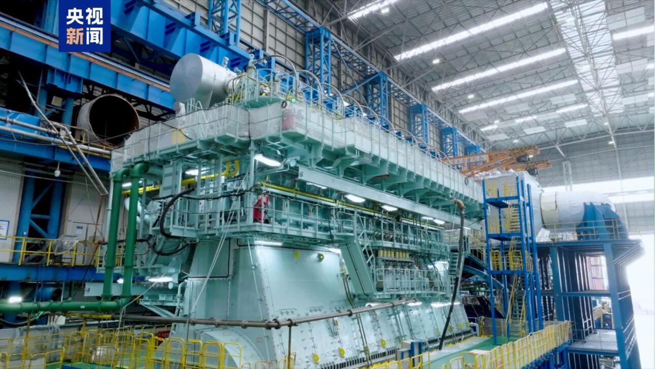 Motor marítimo chinês movido a metanol mira navios gigantes e promete reduzir emissões no transporte oceânico de cargas.