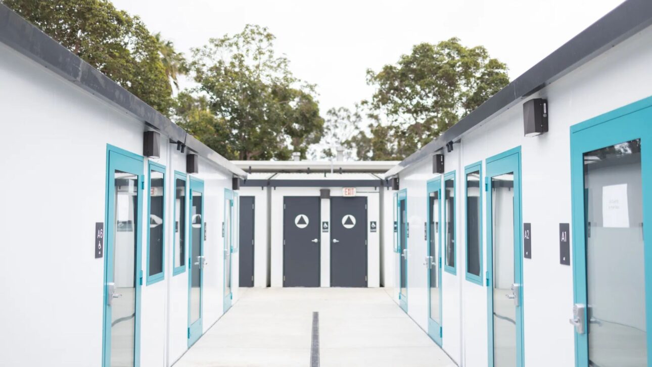 Condado de Santa Barbara usa moradias modulares com quartos privados e serviços de apoio para acolher pessoas em situação de rua.