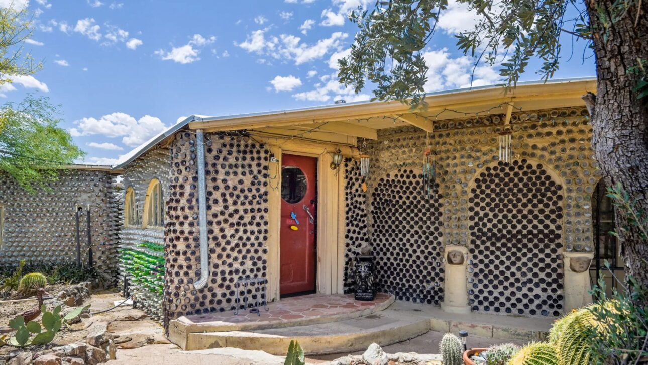 Casa no deserto de Tucson usa milhares de garrafas de vidro em paredes translúcidas e mostra como resíduos viram arquitetura.