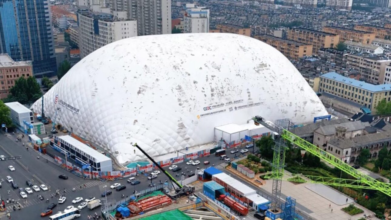 China usa bolhas infláveis em canteiros de obras para reduzir poeira e ruído em até 90%, com estruturas de até 50 metros e sensores de monitoramento.