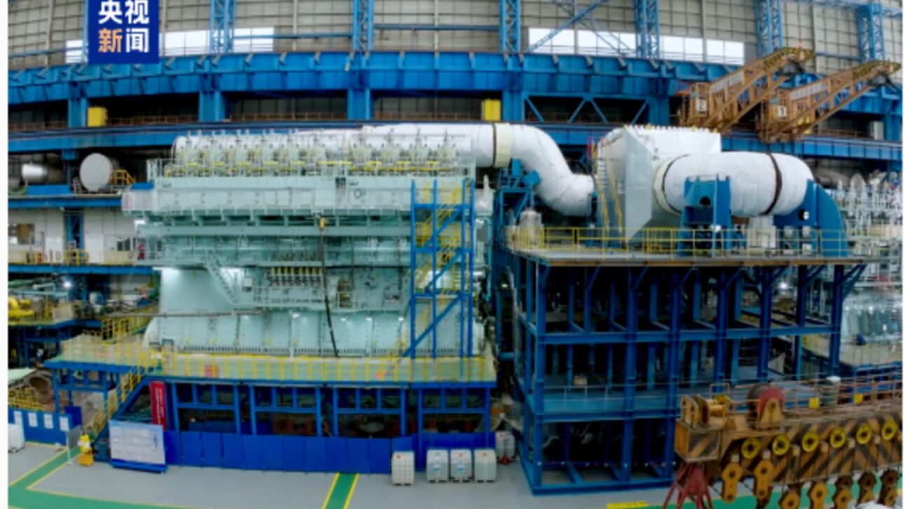 Motor marítimo chinês movido a metanol mira navios gigantes e promete reduzir emissões no transporte oceânico de cargas.