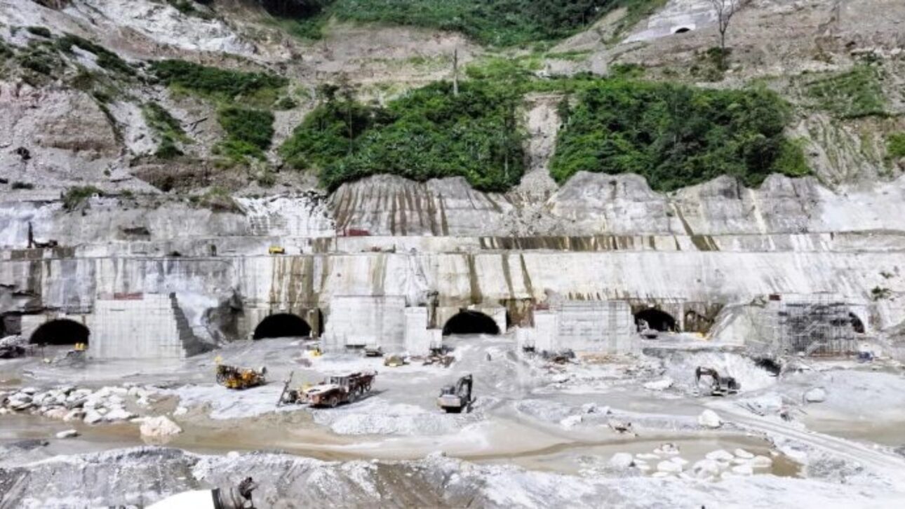 Projeto Dibang avança no Himalaia com túneis rompidos, barragem de 278 metros e hidrelétrica de 2.880 MW na Índia.