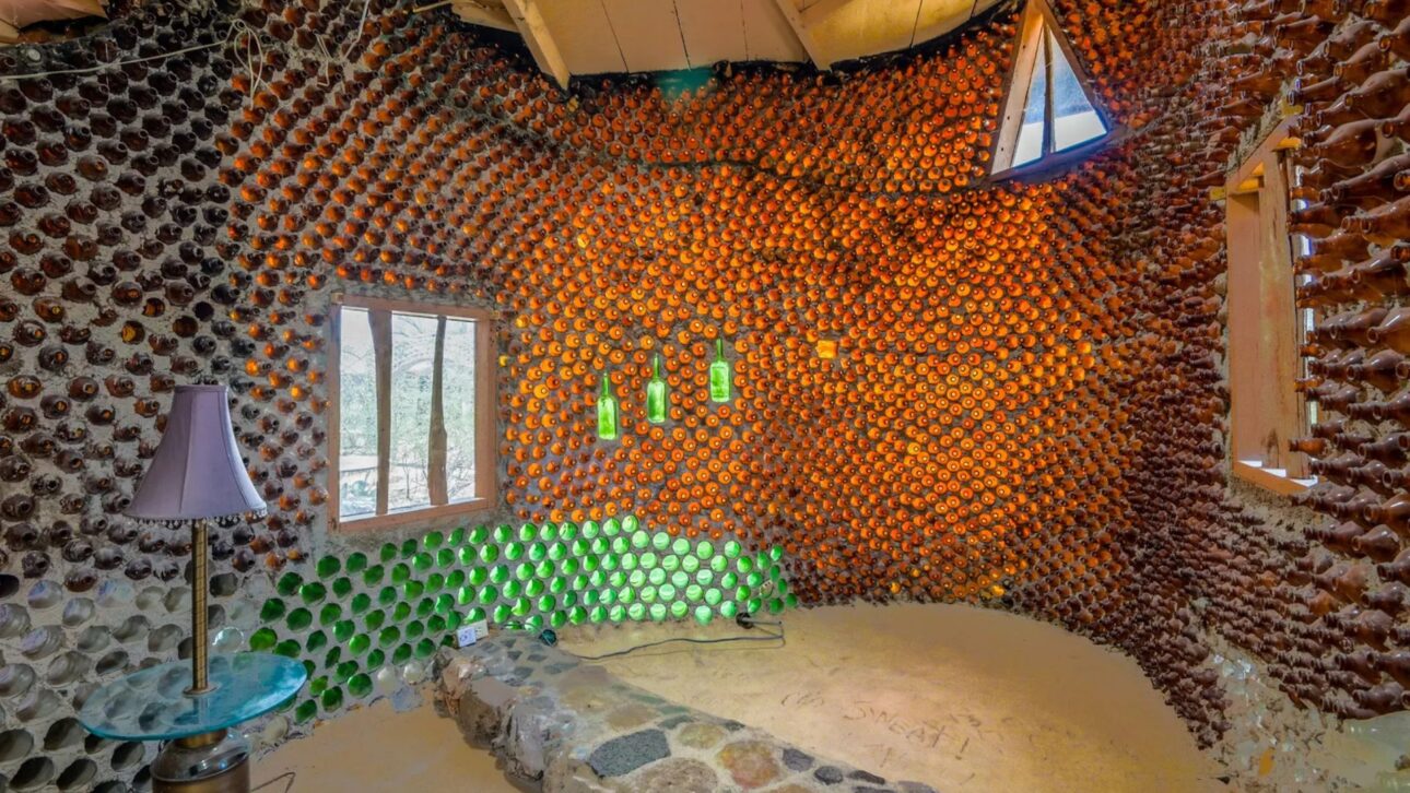 Casa no deserto de Tucson usa milhares de garrafas de vidro em paredes translúcidas e mostra como resíduos viram arquitetura.