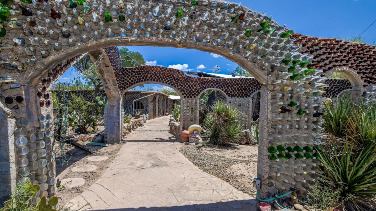 Casa no deserto de Tucson usa milhares de garrafas de vidro em paredes translúcidas e mostra como resíduos viram arquitetura.