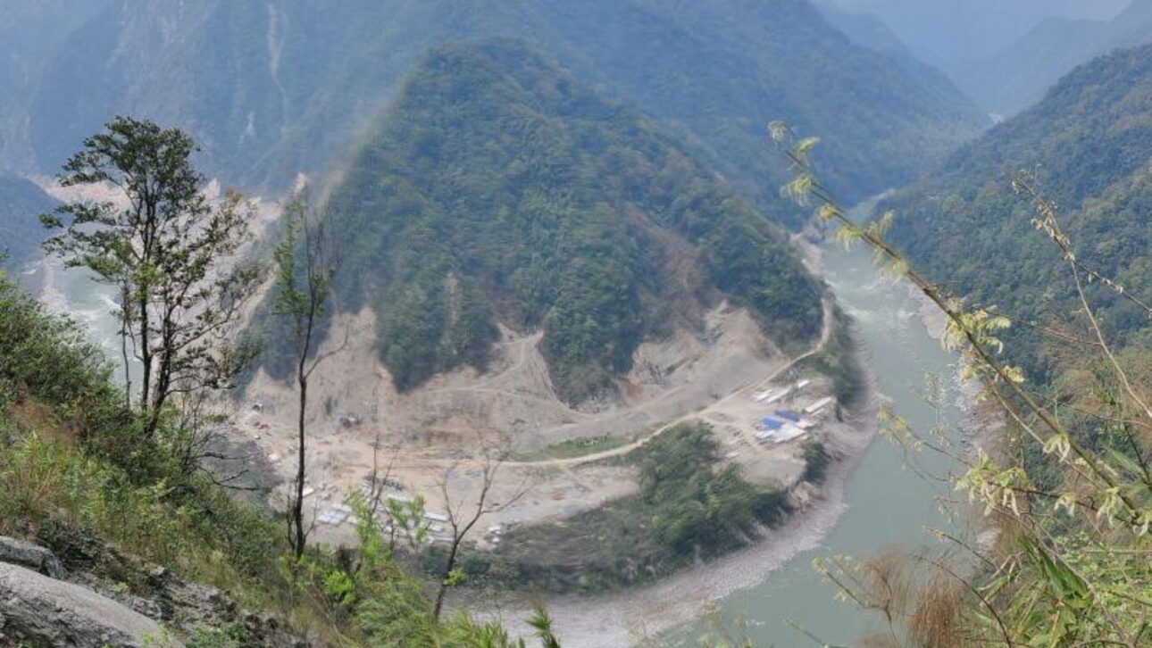 Projeto Dibang avança no Himalaia com túneis rompidos, barragem de 278 metros e hidrelétrica de 2.880 MW na Índia.