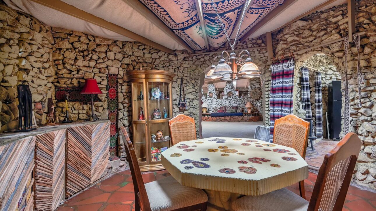 Casa no deserto de Tucson usa milhares de garrafas de vidro em paredes translúcidas e mostra como resíduos viram arquitetura.