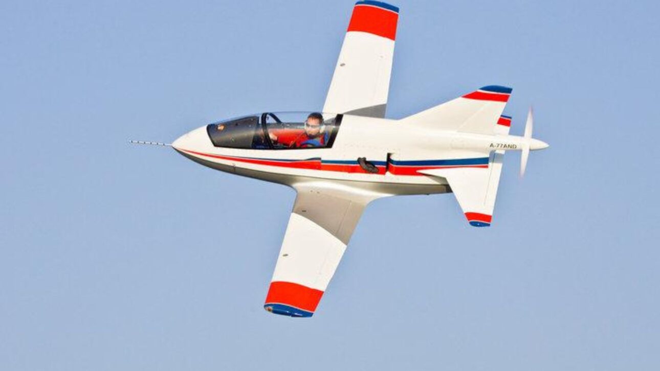 Conheça o Bede BD-5J Microjet, menor jato tripulado do mundo pelo Guinness, com 3,7 metros, 162 kg e velocidade de 483 km/h.