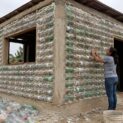 Mulher constrói casa com garrafas PET no Tocantins, reduz custo da obra e transforma plástico reciclado em paredes de moradia.