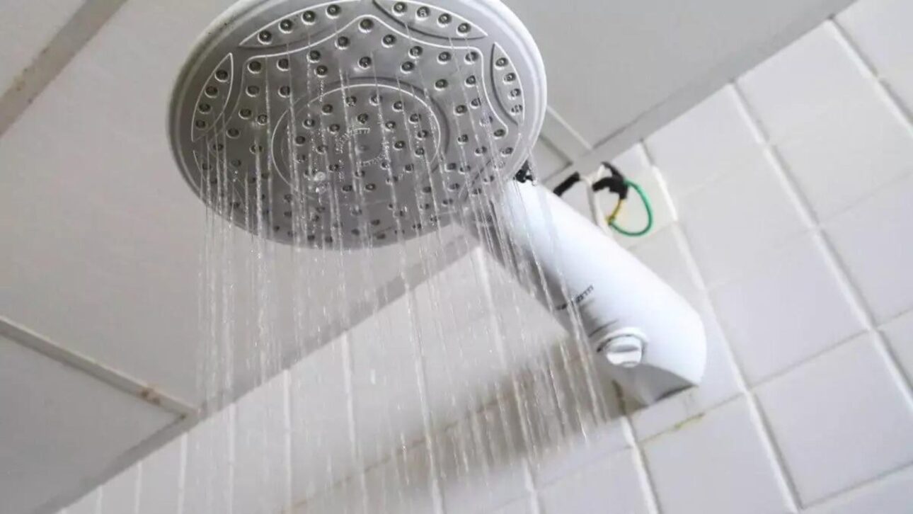 Chuveiro elétrico residencial mostra instalação comum no Brasil e ajuda a explicar picos de consumo no banho. (Imagem: Mega Curioso)