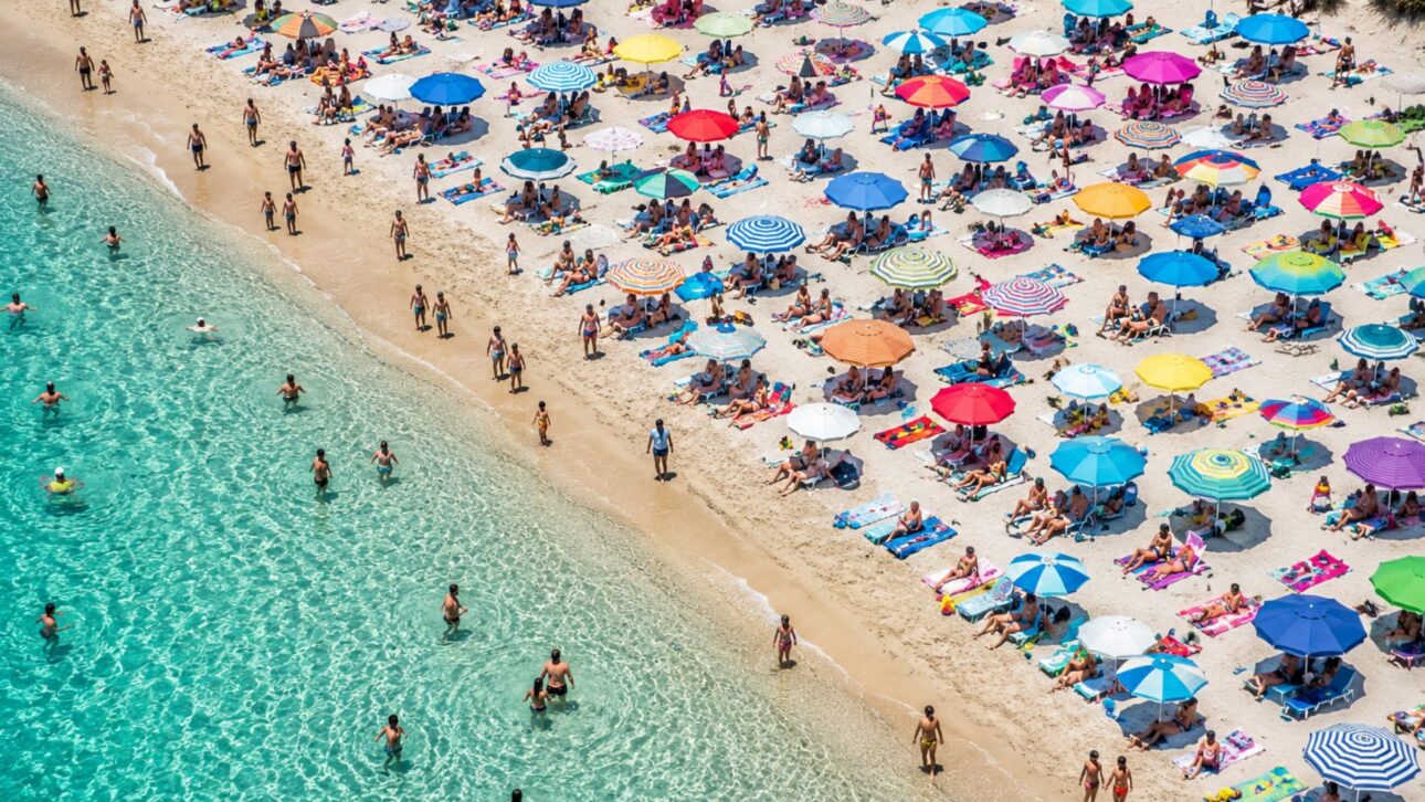 Beach in Italy restricts umbrellas, charges R$ 59 for access, and adopts new rules after an incident that required evacuation of bathers.