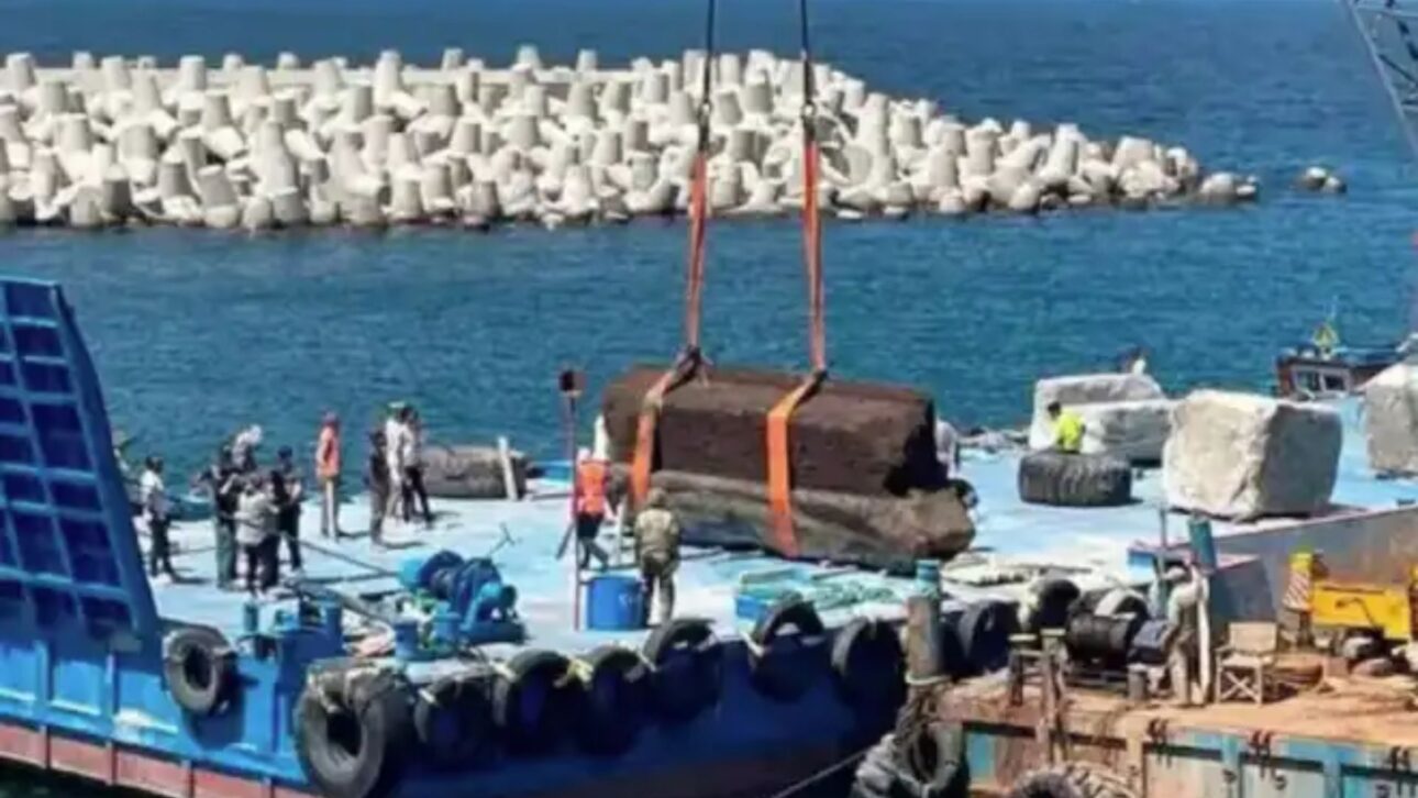 Peças colossais pesam entre 70 e 80 toneladas cada. Arqueólogos recuperam blocos monumentais do Farol de Alexandria e avançam em reconstrução digital de ruínas submersas no Egito. (Imagem: Reprodução)