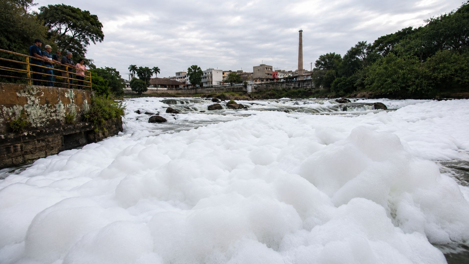 Entenda por que o Rio Tietê voltou a ter espuma branca em Salto e como poluição, chuvas e saneamento explicam o alerta ambiental em SP.