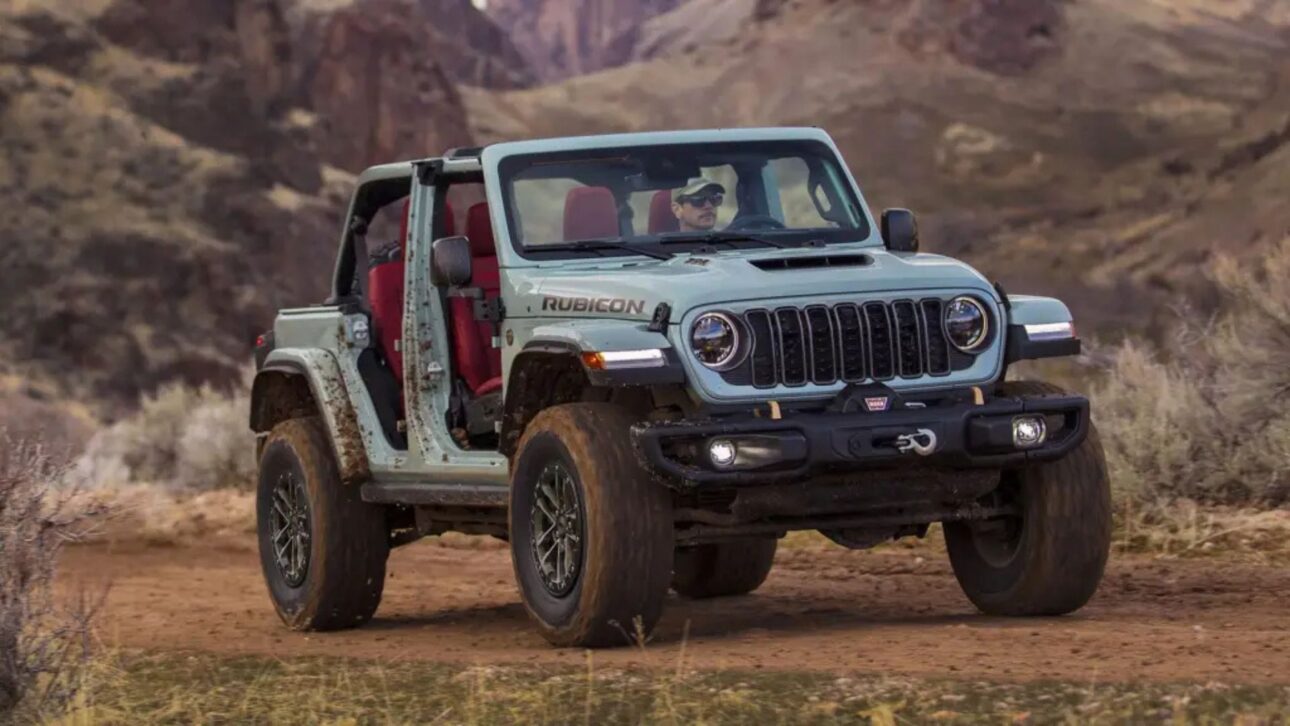 Jeep Scrambler SRT deve voltar como picape de duas portas com motor V8 Hemi, bancos giratórios, teto removível e foco esportivo.