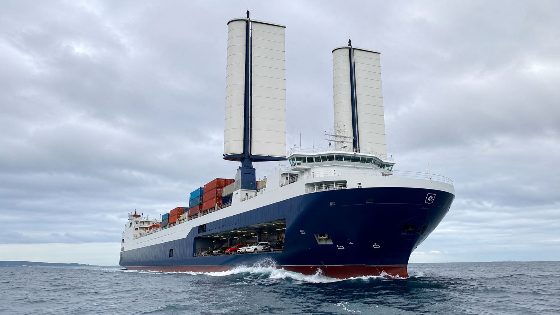 Cargueiro francês Neoliner Origin usa velas rígidas e motor híbrido para reduzir emissões no transporte marítimo transatlântico.