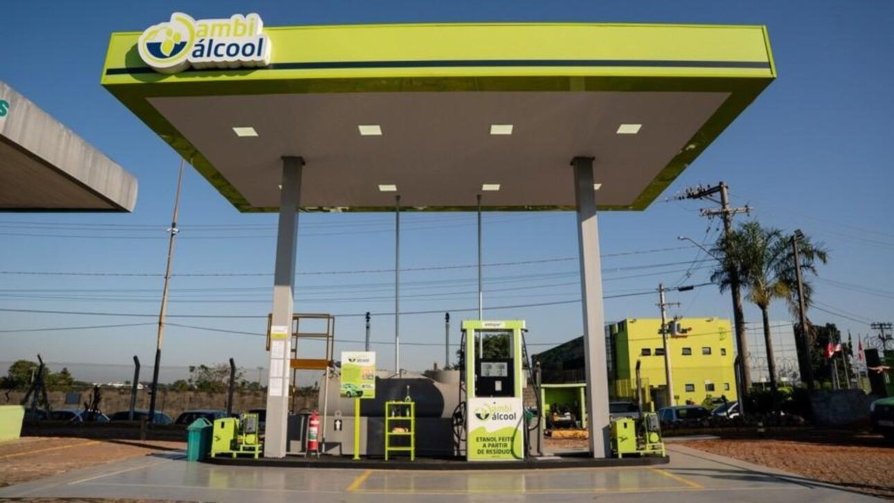 Ambiálcool em Nova Odessa mostra etanol de resíduos alimentares usado na frota da Ambipar em projeto de economia circular. (Imagem: Ambipar/Divulgação)