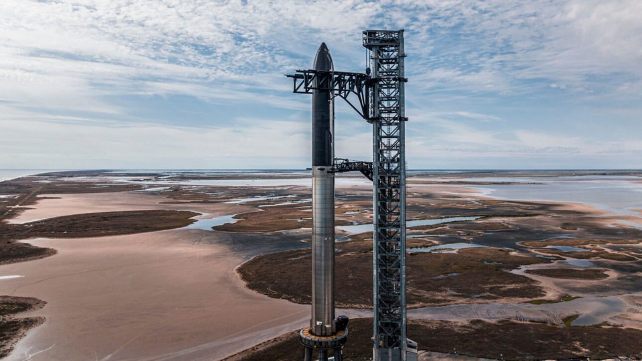 SpaceX usa sistema de dilúvio em Boca Chica para proteger a plataforma do Starship contra calor, som e vibração na ignição.