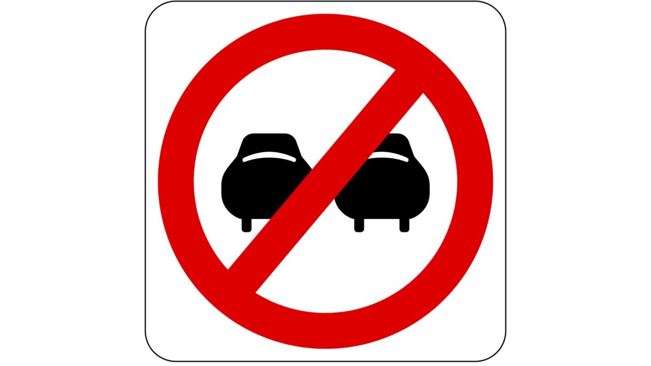 Entenda o significado da placa com dois carros e linhas diagonais e veja quando a ultrapassagem continua proibida nas estradas.