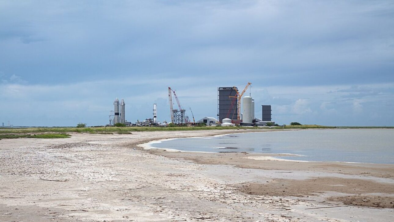 SpaceX usa sistema de dilúvio em Boca Chica para proteger a plataforma do Starship contra calor, som e vibração na ignição.