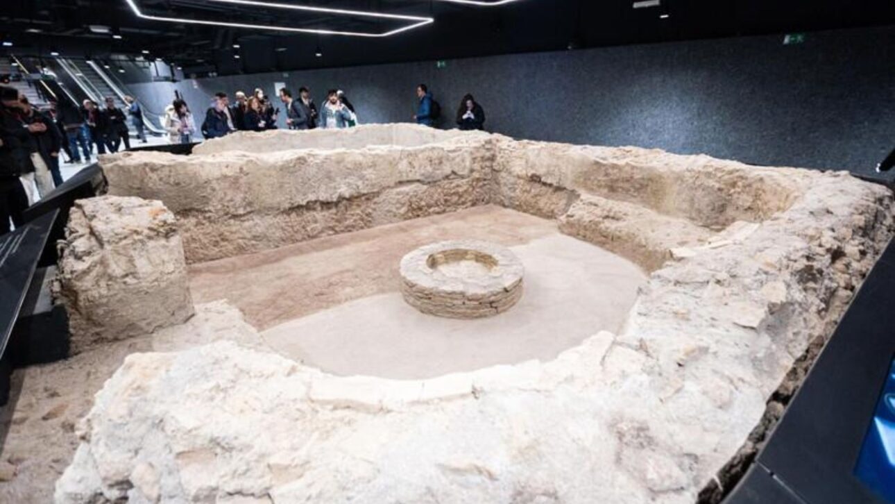 Quartel romano achado sob Porta Metronia mudou obra da Linha C de Roma e revelou mosaicos, afrescos e 39 salas preservadas.