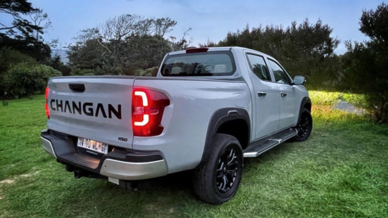 Changan Hunter K50 REEV 2026 supera Hilux em porte, promete até 1.031 km de autonomia e traz motor elétrico com tração 4x4.