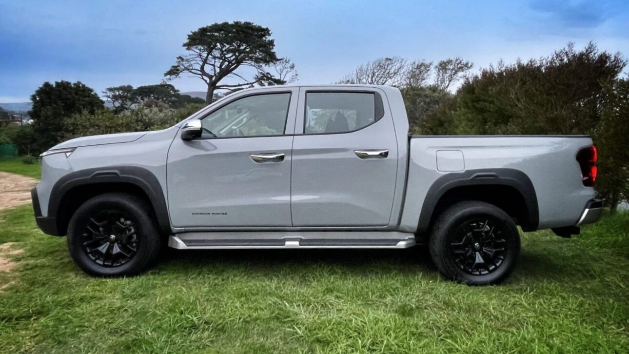 Changan Hunter K50 REEV 2026 supera Hilux em porte, promete até 1.031 km de autonomia e traz motor elétrico com tração 4x4.