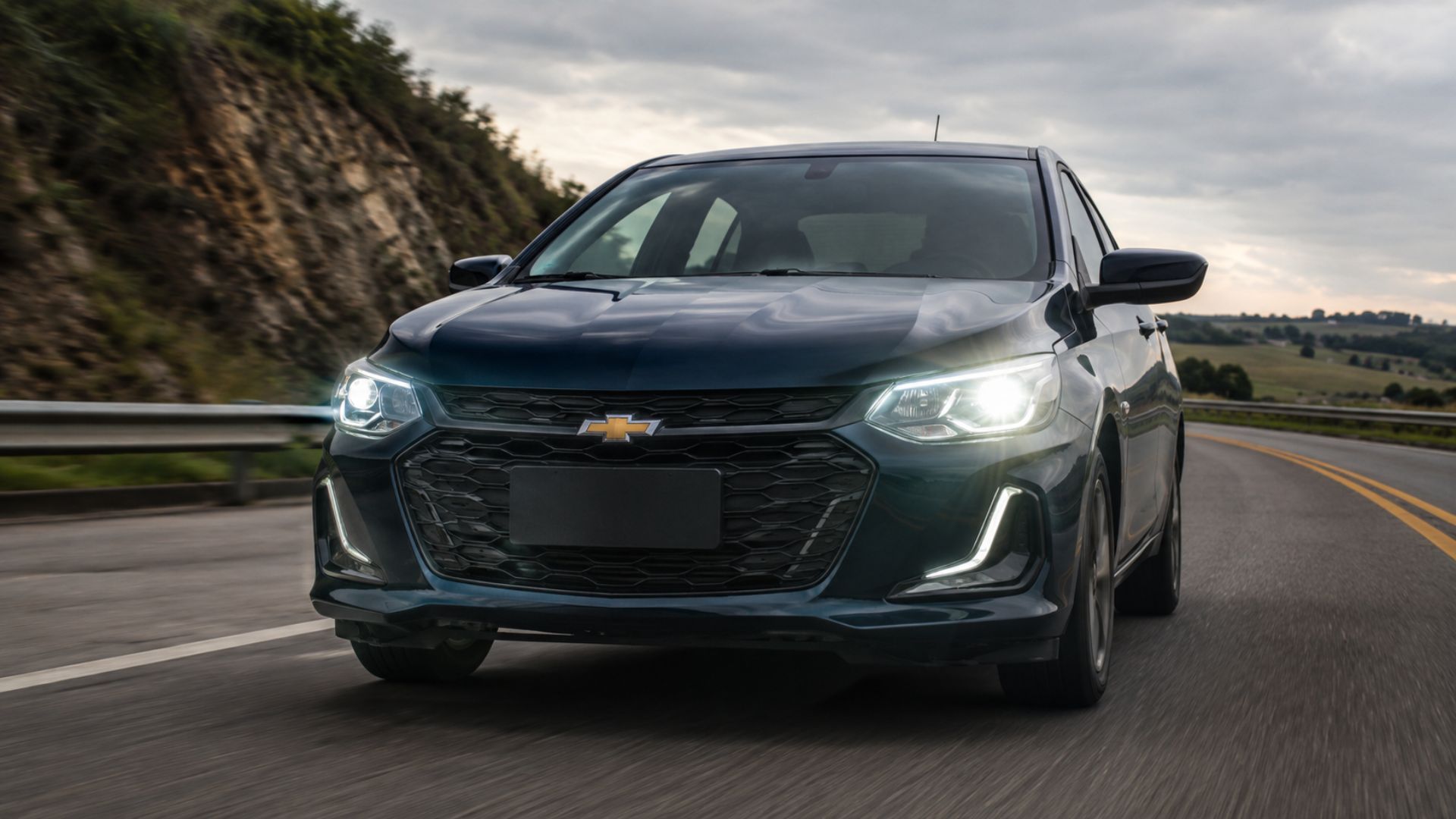 Entenda quando faróis de LED podem causar ofuscamento, falhas elétricas e perda de eficiência em carros sem compatibilidade técnica.