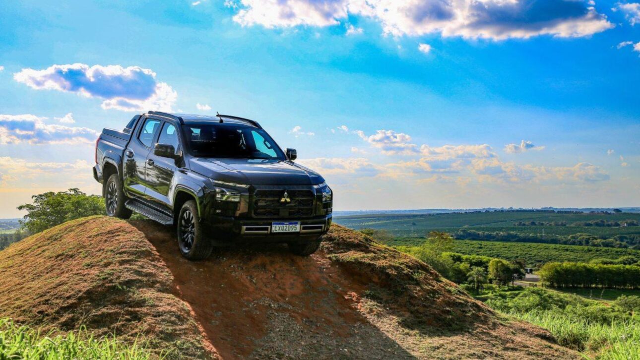 Mitsubishi Triton fica até R$ 31 mil mais barata e mira Hilux e Ranger com motor 2.4 turbodiesel de 205 cv.