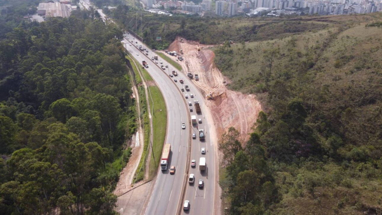 BR-459 recebe asfalto com plástico reciclado e reaproveita mais de 87 mil garrafas PET em teste para rodovias federais.