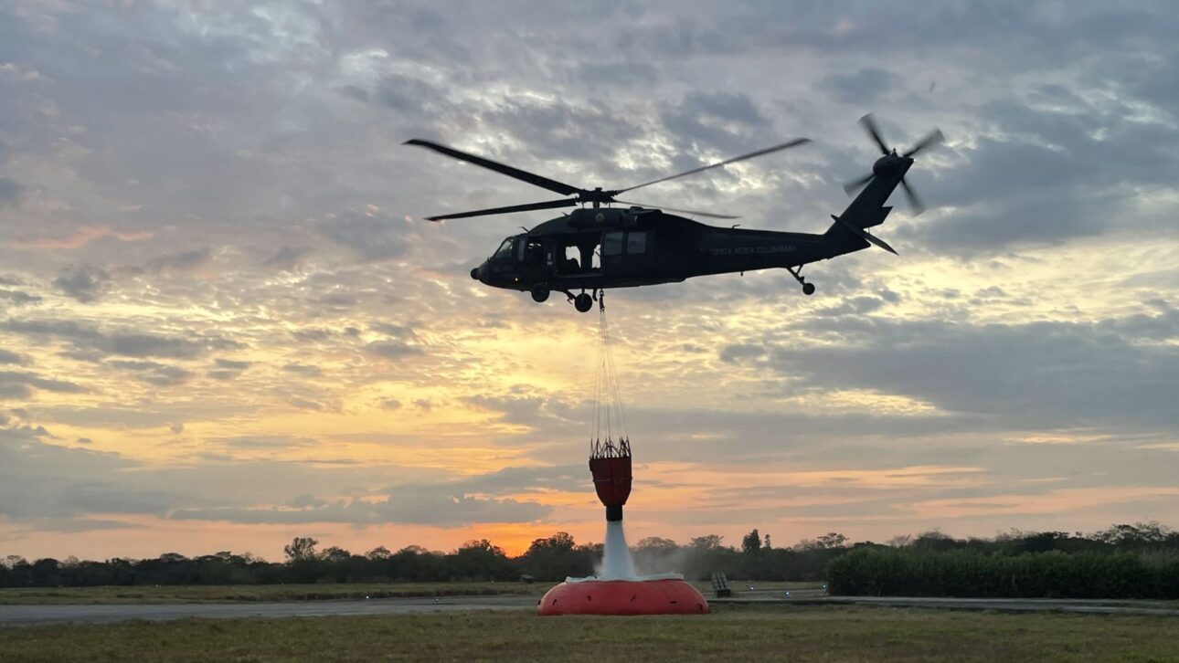 Helicópteros com Bambi Bucket lançam água sobre focos de incêndio no Pantanal e apoiam brigadistas em áreas isoladas.