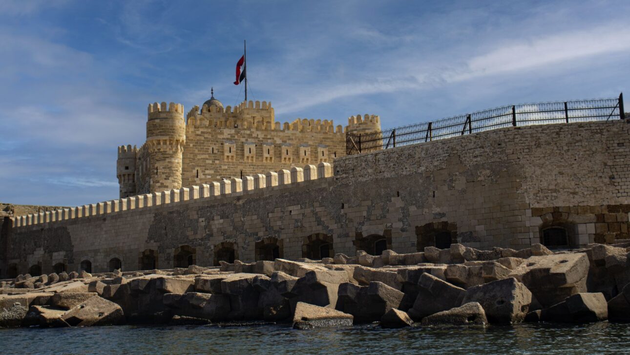 Vista do Forte de Qaitbay pelo Mediterrâneo mostra o ponto associado às ruínas do Farol de Alexandria. (Imagem: Wikimedia Commons)