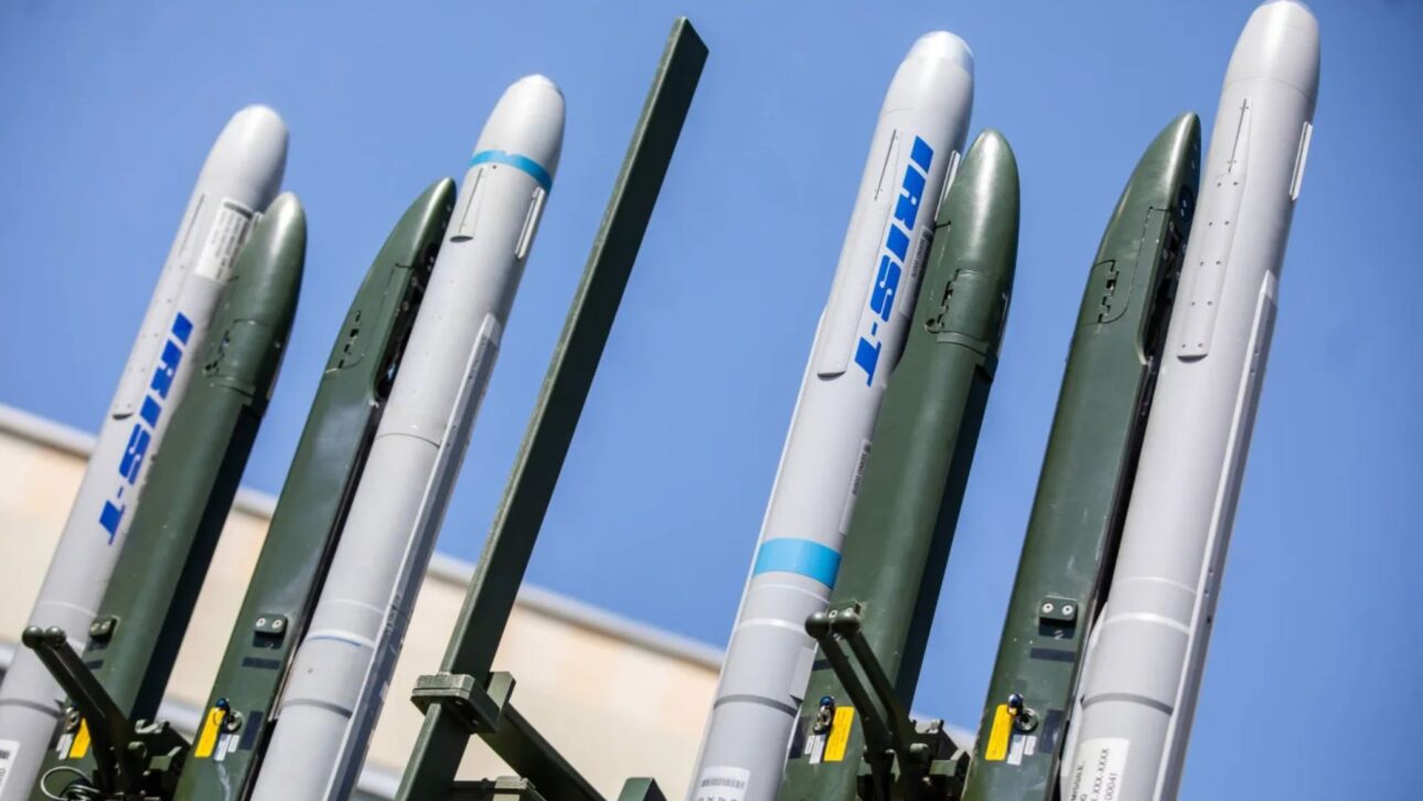 Alemanha prepara envio de mísseis para F-16 da Ucrânia, acelera produção do IRIS-T e reforça defesa contra ataques russos.