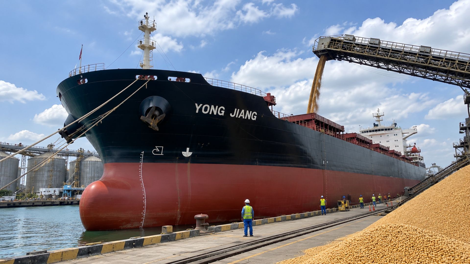 Navio chinês Yong Jiang estreia no Porto de São Francisco do Sul e volta à China com 66 mil toneladas de soja brasileira em viagem inaugural.