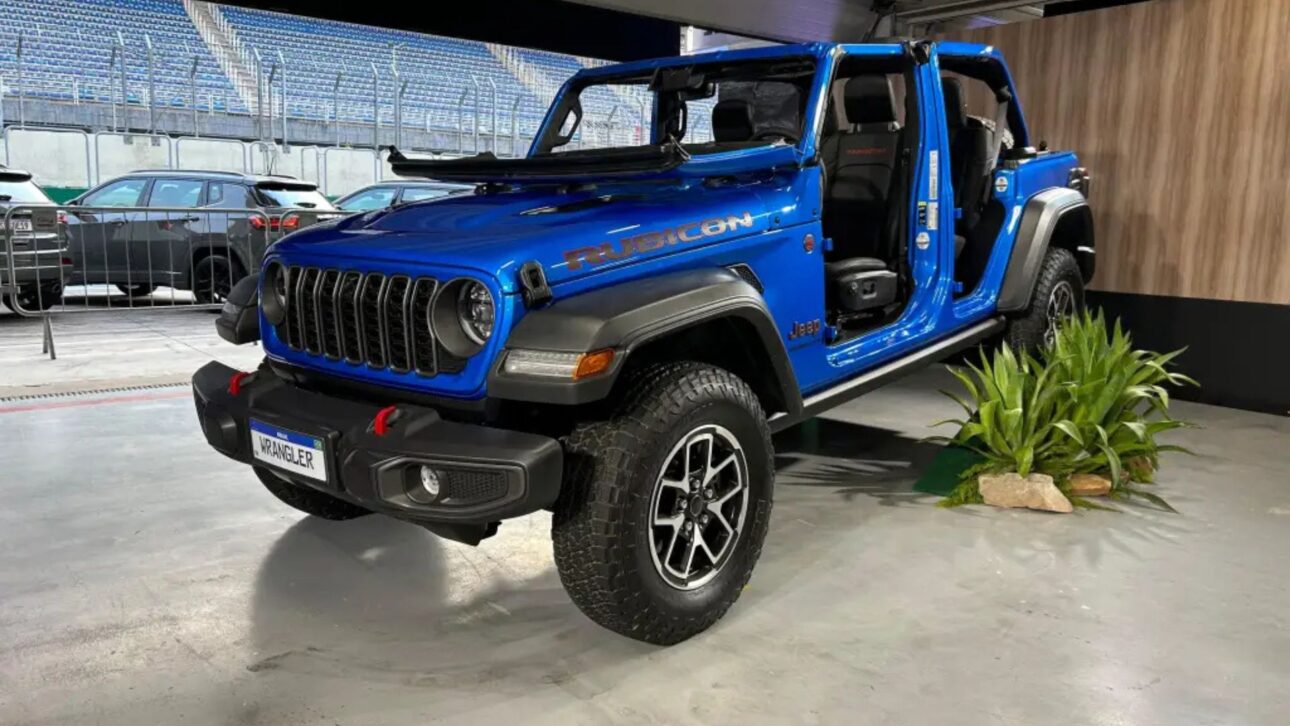 Jeep Scrambler SRT deve voltar como picape de duas portas com motor V8 Hemi, bancos giratórios, teto removível e foco esportivo.