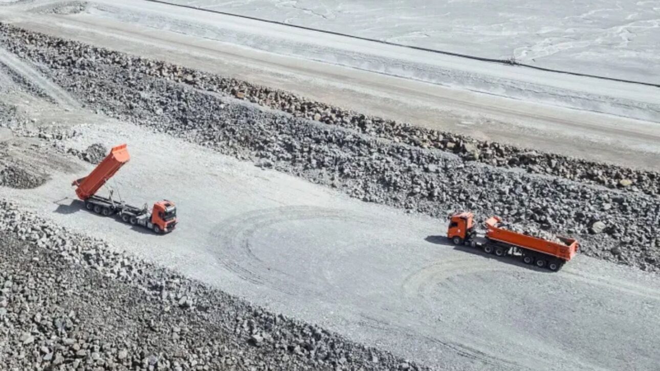 Caminhões autônomos da Volvo transportam 700 mil toneladas em projeto de mineração da Boliden em Garpenberg, na Suécia.