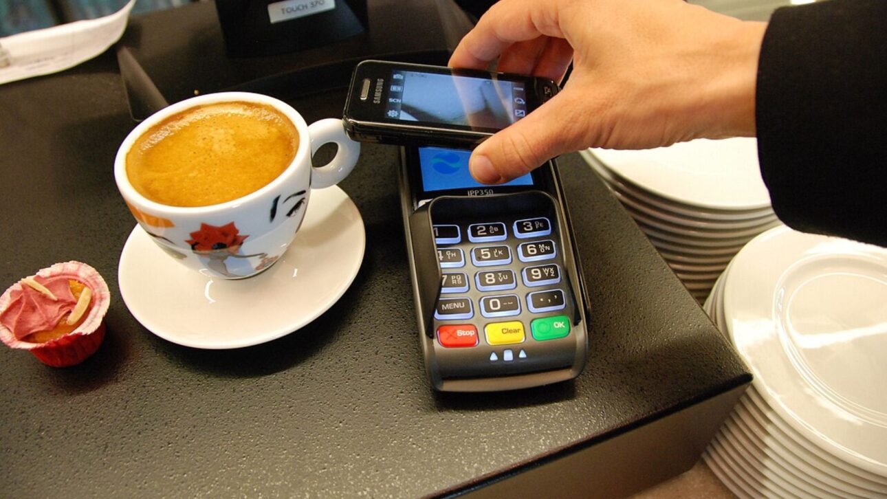 Banco erra e deposita US$ 50 bilhões na conta de família nos EUA; cliente diz que avisou o Chase antes da correção.