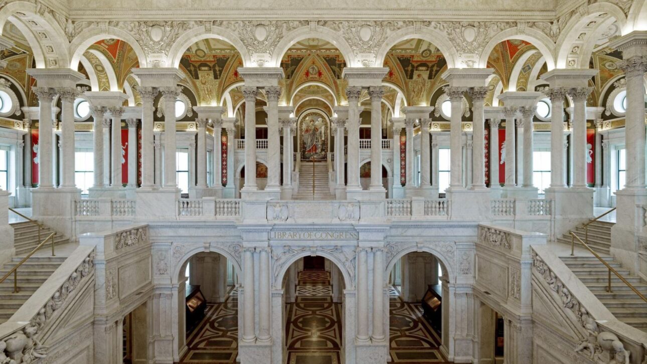 Conheça a maior biblioteca do mundo, com milhões de itens físicos, acervo em 470 idiomas e ligação com o Congresso dos EUA, em Washington.