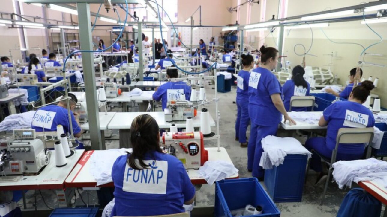 Trabalho prisional em oficina de costura ilustra políticas de qualificação, renda e reinserção social de detentos no Brasil. (Imagem: Senappen/MJSP)