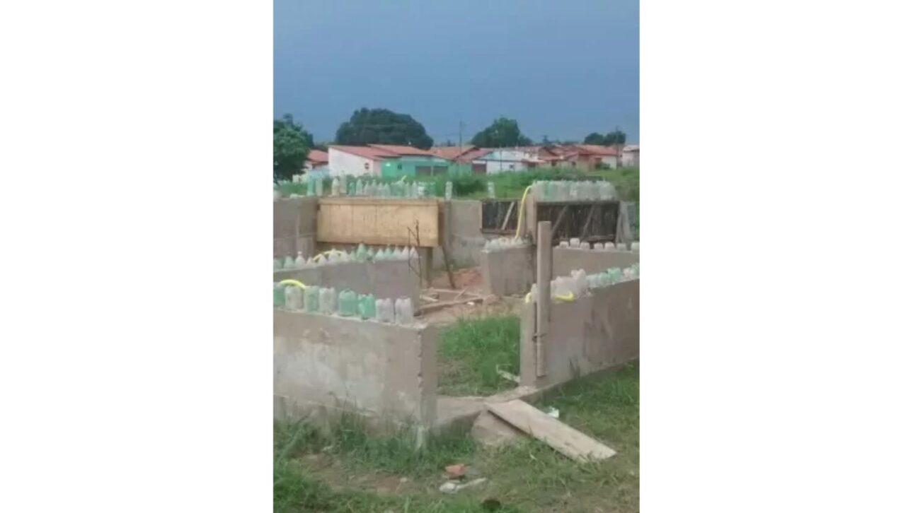 Mulher constrói casa com garrafas PET no Tocantins, reduz custo da obra e transforma plástico reciclado em paredes de moradia.