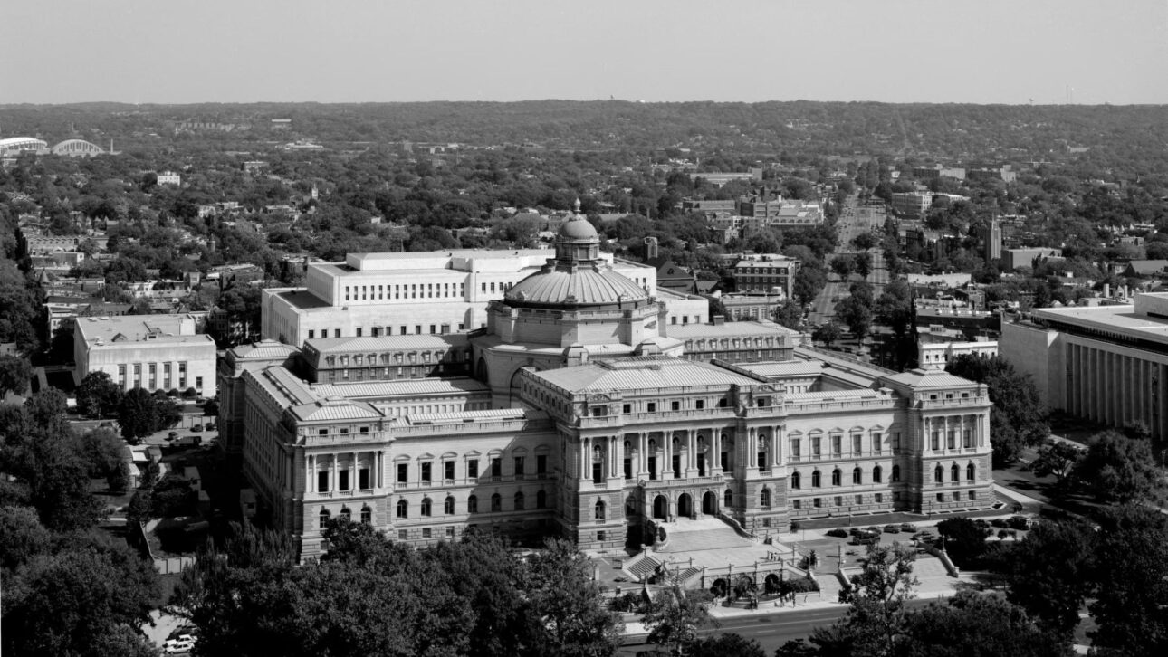 Conheça a maior biblioteca do mundo, com milhões de itens físicos, acervo em 470 idiomas e ligação com o Congresso dos EUA, em Washington.