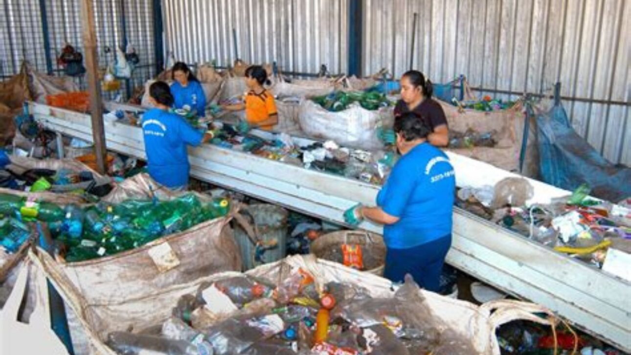 Centro de reciclagem mostra triagem de resíduos sólidos, tema ligado ao projeto sobre presos com reciclagem e limpeza urbana. (Imagem: Edmar Chaperman/Funasa)