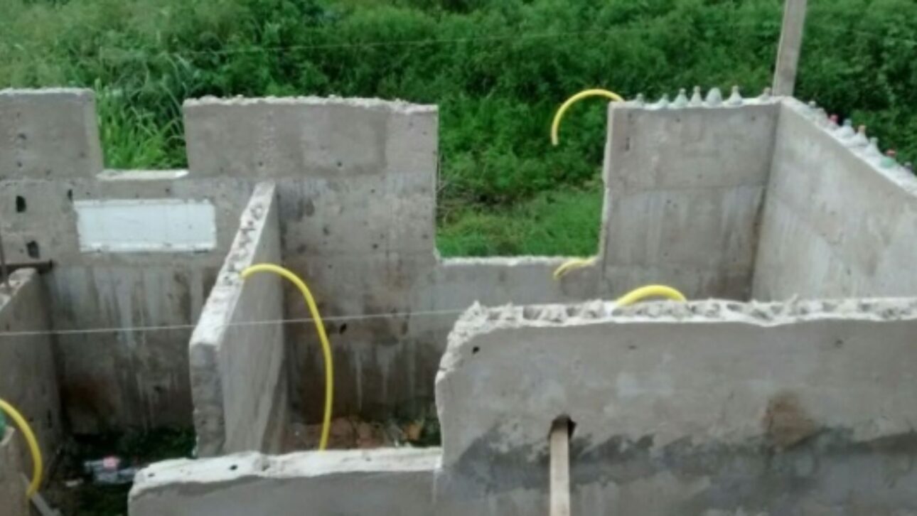 Mulher constrói casa com garrafas PET no Tocantins, reduz custo da obra e transforma plástico reciclado em paredes de moradia.